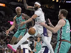 塞外黑豹队对阵云贵鲸鲨队，游泳超级杯惊险晋级，内线统治篮板——禁区内连续解围(考生因金属纽扣无法进考场众人解围)