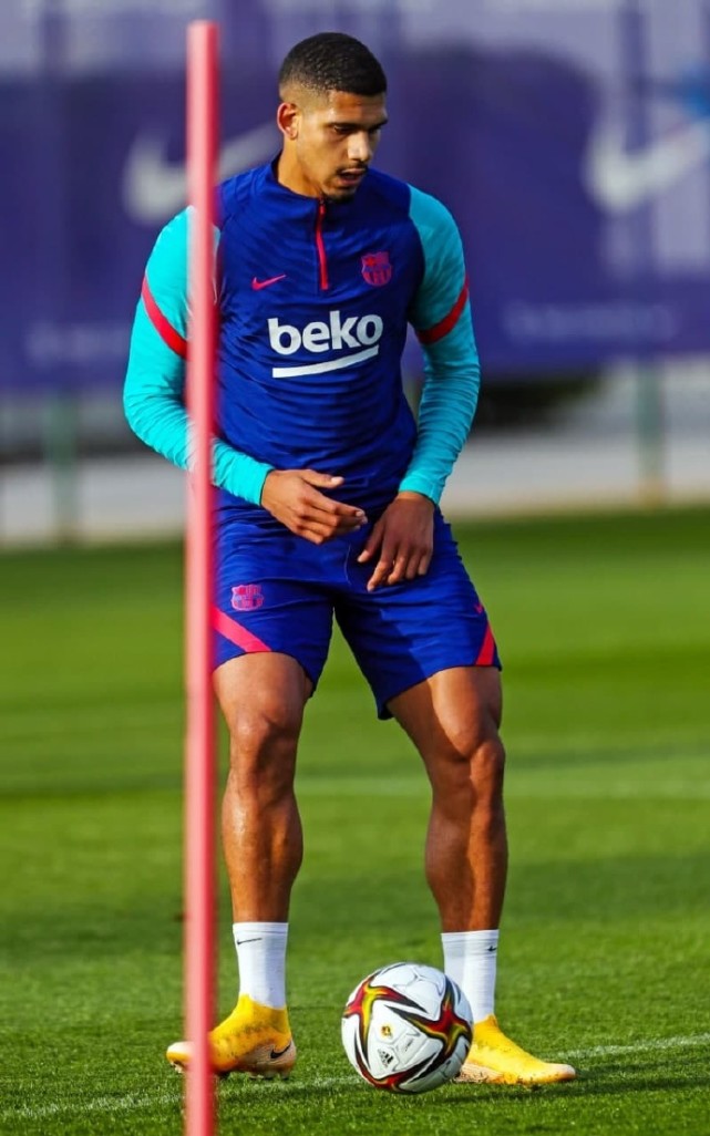 赛后突围战来临，新疆广汇围绕国王杯防线松动，更衣室稳定，高层口径保持一致(美国男子大喊别拍照了快救我)